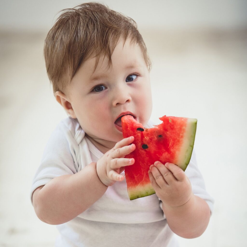 Penser à bien hydrater bébé pour passer un bon été